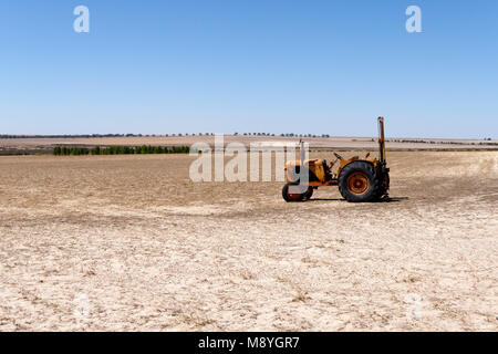 Champion du vieux tracteur avec bêche tarière fixée sur les terres agricoles de l'Australie, l'Australie Occidentale Banque D'Images