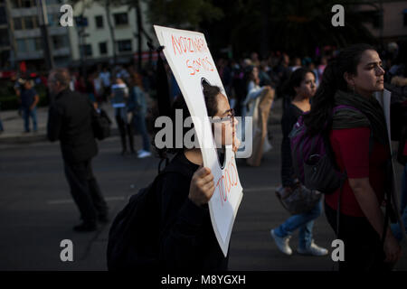 Une femme est titulaire d'un signe qui se lit, "Nous sommes tous Ayotzinapa', alors qu'ils protestaient contre le retour de 43 étudiants qui ont été Normalista manquantes prises de Ayotzinapa enseignement collégial à Iguala, au Mexique, au cours de la 'Journée Mondiale d'action pour l'Ayotzinapa" le mercredi, Octobre 23, 2014. Trois étudiants ont été tués et 43 autres ont été portés disparus depuis le 26 septembre 2014. Le maire et son épouse ont été accusé d'avoir commandité les enlèvements et meurtres. La police locale ont également été accusés de collaborer avec le cartel dans l'Unidos Guerreros crimes. Banque D'Images