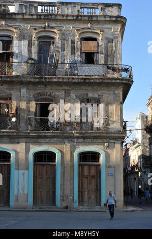 Un homme marche dans la Plaza del Cristo dans la Vieille Havane, Cuba, en face d'un immeuble de trois étages s'est évanouie dans la Calle Lamparilla (rue). Banque D'Images