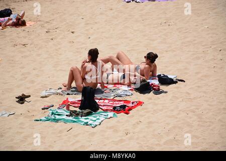 Les touristes se détendre sur la plage de Praia da Batata, Lagos, Algarve, Portugal, Europe. Banque D'Images