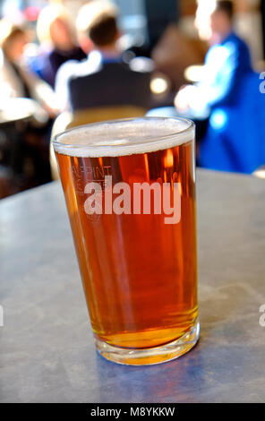 Demi-pinte de bière sur table de pub, Norwich, Norfolk, Angleterre Banque D'Images