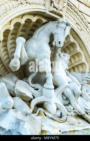 Détail de Fontaine de nymphes et Seahorse Inn Bologna, Italie. Statue a été faite par Diego Sarti en 1896. Banque D'Images