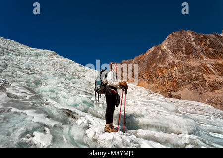 Randonnée femme sur un glacier dans l'himalaya Banque D'Images