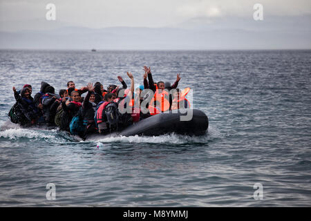 Les demandeurs d'asile célèbre après avoir traversé la mer Égée de la Turquie par gros temps. En 2015 plus d'un million d'immigrants sont arrivés en Europe par la mer. Les immigrants sont principalement les réfugiés qui fuient la guerre en Syrie. Banque D'Images