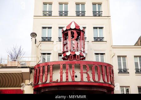 PARIS, FRANCE - 24 janvier 2018 : Avis au Moulin Rouge à Paris, France. La maison d'origine, qui a brûlé en 1915, a été reconstruit en 1921. Banque D'Images