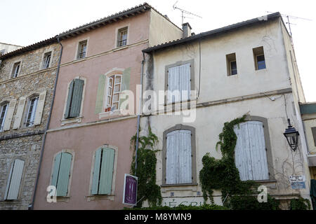 Vieilles maisons traditionnelles rustiques, scène de rue à Arles, Provence, France Banque D'Images