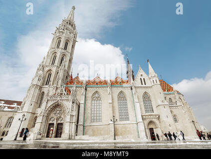 Budapest , Hongrie. Église Saint Matthias dans la vieille partie de la ville, la colline du Château de Buda. Église a été utilisée comme un couronnement de l'église par rois hongrois. Banque D'Images