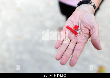 Main femme montrant une rosette, prises à partir de avertisseurs sonores au cours d'une corrida dans les arènes de Bellegarde, Provence, France Banque D'Images