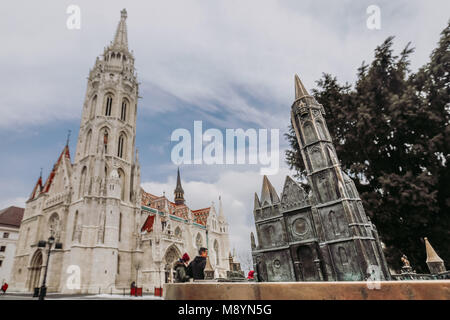 Budapest , Hongrie. Église Saint Matthias dans la vieille partie de la ville, la colline du Château de Buda. Objet réel et le modèle de l'église. Banque D'Images