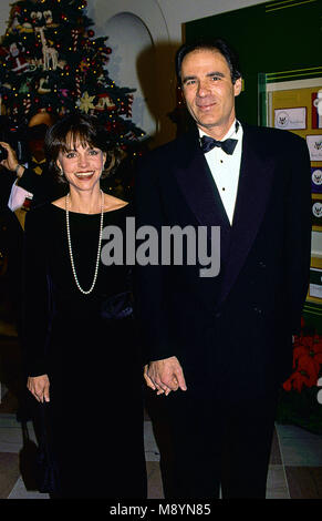 Washington, DC., USA, 5 décembre 1993, Sally Field et son mari Alan Greisman arrivent à la Maison Blanche pour la réception des Kennedy Center Honors. Credit : Mark Reinstein/MediaPunch Banque D'Images