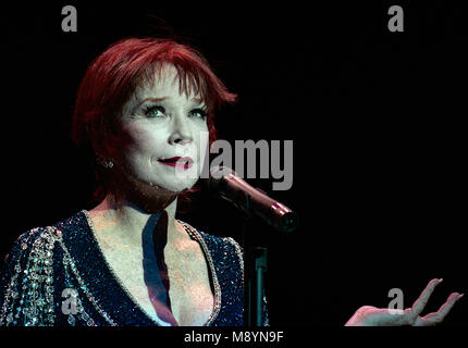 Washington, DC., USA, le 1 octobre 1992, Shirley MacLean Beaty connu professionnellement que Shirley MacLaine, est un film américain, la télévision et le théâtre comédienne, chanteuse, danseuse, activiste et auteur. Elle a remporté un Academy Award, 5 Golden Globe Awards, y compris le Cecil B. DeMille Award, un Emmy Award et deux BAFTA Awards. En Prestation au Warner Theater à Washington DC. Credit : Mark Reinstein/MediaPunch Banque D'Images