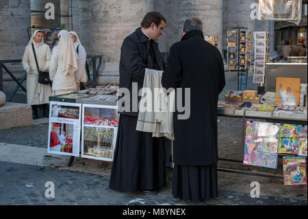 La cité du Vatican. Fidèles à arriver à la masse d'inauguration le Pape François à la place Saint Pierre le 19 mars 2013 au Vatican. Banque D'Images