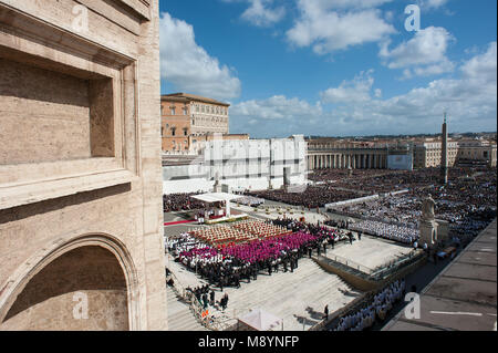 La cité du Vatican. Vue générale de la place Saint-Pierre le Pape François lors de la messe d'inauguration, le 19 mars 2013 au Vatican. Banque D'Images