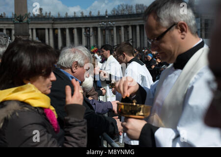 La cité du Vatican. Recevoir la communion des fidèles lors de l'inauguration la messe à la place Saint Pierre le 19 mars 2013 au Vatican. Banque D'Images