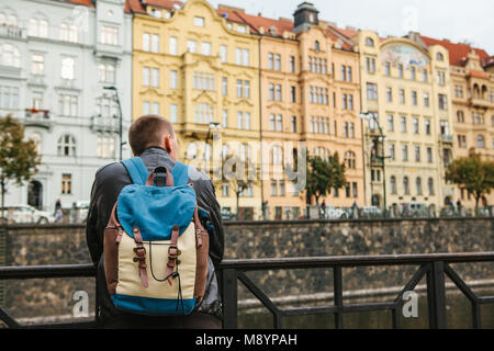 Un touriste avec un sac à dos en face d'une belle architecture ancienne à Prague en République tchèque. Voyage, tourisme Banque D'Images