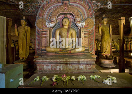 L'intérieur d'un Bhudda des statues dans l'une des grottes de Dambulla cave temple l'aka le Temple d'or de Dambulla. Banque D'Images