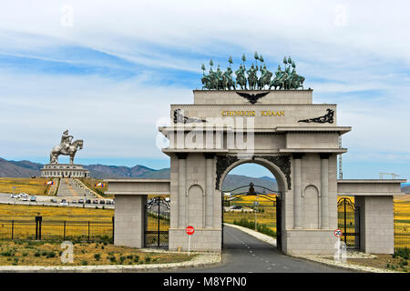 La porte d'entrée de Chinggis Khaan, Tsonjin Boldog complexes Statue, Mongolie Banque D'Images