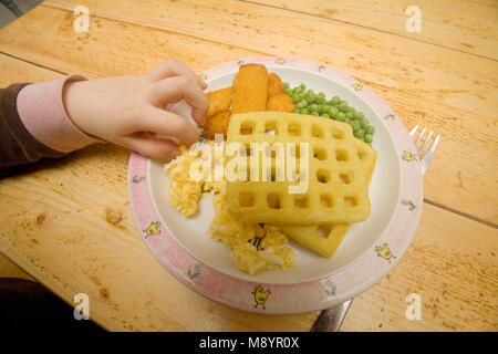 Préparation de l'enfant à la nourriture n'était pas à l'aide d'une fourchette Banque D'Images