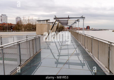 Vue sur le toit en verre transparent de la National Glass Centre, Sunderland Banque D'Images