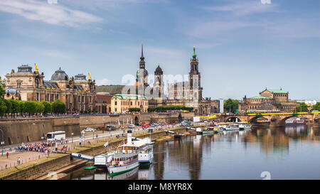 Augustus Pont (Augustusbrucke) et de la cathédrale de la Sainte Trinité (Église Hofkirche) au cours de l'Elbe à Dresde, en Allemagne, en Saxe. Banque D'Images