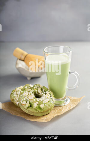 Matcha et chocolat blanc beignets avec plateau Banque D'Images