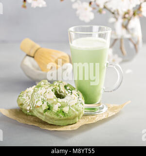 Matcha et chocolat blanc beignets avec plateau Banque D'Images