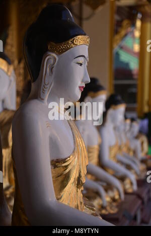 La belle et brillante les statues de Bouddha à Yangoon Banque D'Images