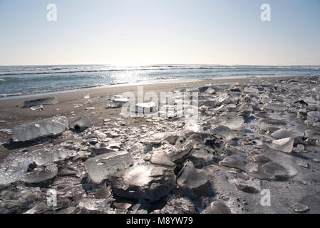 Frozen Ice (Glace) de bijoux sur le rivage de la rivière Tokachi à Otsu côte à Toyokoro, Hokkaido, Japon, en hiver Banque D'Images