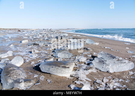 Frozen Ice (Glace) de bijoux sur le rivage de la rivière Tokachi à Otsu côte à Toyokoro, Hokkaido, Japon, en hiver Banque D'Images