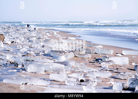 Frozen Ice (Glace) de bijoux sur le rivage de la rivière Tokachi à Otsu côte à Toyokoro, Hokkaido, Japon, en hiver Banque D'Images