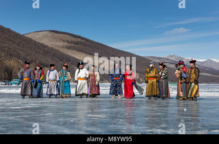 Hatgal, Mongolie, 4e mars 2018 : mongolian gens habillés en vêtements traditionnels sur la glace d'un lac Khuvsgul Banque D'Images