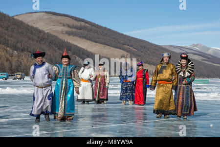 Hatgal, Mongolie, 4e mars 2018 : mongolian gens habillés en vêtements traditionnels sur la glace d'un lac Khuvsgul Banque D'Images
