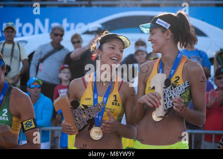 Barbara Seixas de Freitas & Fernanda Berti Alves du Brésil a remporté la médaille d'or et sont couronnés champions de l'importante série de beach-volley 2018 contre leurs compatriotes Taiana Silva & Carol Horta par 2 set par 0, 21/16 - 21/13 en 44 minutes. L'importante série de volley-ball 2018 La Floride a été accueilli à Fort Lauderdale, USA du 27 février au 4 mars 2018. Banque D'Images