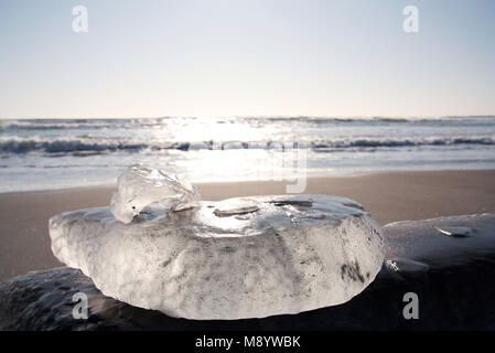 Frozen Ice (Glace) de bijoux sur le rivage de la rivière Tokachi à Otsu côte à Toyokoro, Hokkaido, Japon, en hiver Banque D'Images