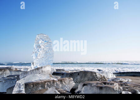 Frozen Ice (Glace) de bijoux sur le rivage de la rivière Tokachi à Otsu côte à Toyokoro, Hokkaido, Japon, en hiver Banque D'Images