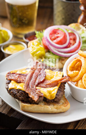 Burger traditionnel américain avec fromage et bacon Banque D'Images