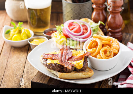 Burger traditionnel américain avec fromage et bacon Banque D'Images