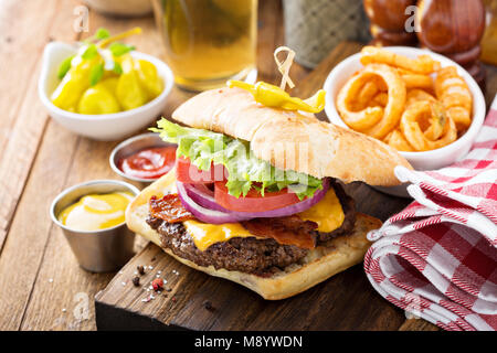 Burger traditionnel américain avec fromage et bacon Banque D'Images