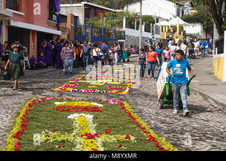 Antigua, Guatemala : le 18 mars 2018 : les touristes à la recherche à l'Alfombres, tapis de fleurs sur les rues pavées pour la procession San Bartolomé de Becerr Banque D'Images