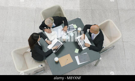 Portrait de dirigeants de sociétés multiethniques réunion à discuter des affaires au bureau. Banque D'Images