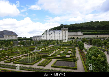 Villandry, vallée de la Loire, France le 26 juin 2017. Vue du château sur le côté de magnifiques jardins de légumes, salades et légumes culti magistralement Banque D'Images