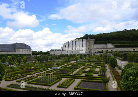 Villandry, vallée de la Loire, France le 26 juin 2017. Vue du château sur le côté de magnifiques jardins de légumes, salades et légumes culti magistralement Banque D'Images