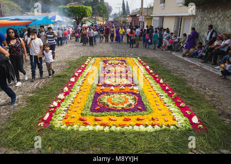 Antigua, Guatemala : le 18 mars 2018 : Alfombre faite de légumes et de l'herbe sur les rues pavées 1a avenida de la procession San Bartolomé de Becerra Banque D'Images