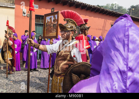 Antigua, Guatemala : le 18 mars 2018 : costume soldat romain debout à la procession de San Bartolomé de Becerra dans 1a avenida Banque D'Images