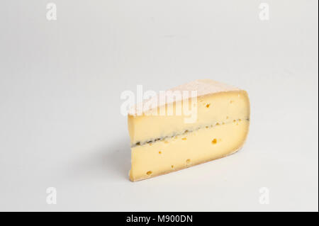 Stinky Morbier fromage français provenant de bovins laitiers Banque D'Images