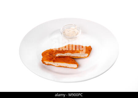 Schnitzel est coupé en morceaux de poulet, de porc, de la viande, des grillades, barbecue, Plaque sur fond blanc isolé. Le tartre, la crème sure, la mayonnaise, blanc sauc Banque D'Images