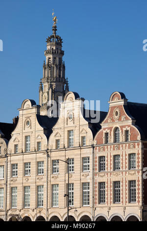 Façades de style flamand sur la Grand Place et le beffroi derrière, Arras, Pas-de-Calais, Hauts-de-France, France, Europe Banque D'Images