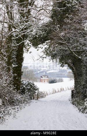 Paysage d'hiver avec farm house et bordée d'arbre couvert de neige lane, Ham Lane, Burwash, East Sussex, Angleterre, Royaume-Uni, Europe Banque D'Images