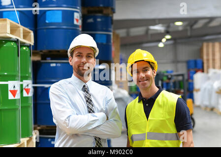Gestionnaire de groupe de travail et de l'industrie de la logistique travailler dans un entrepôt de produits chimiques Banque D'Images