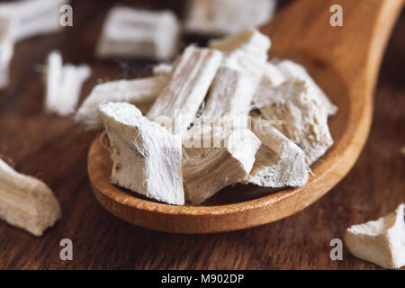 Séché et tranches de racine de guimauve (Althaea officinalis) dans cuillère en bois Banque D'Images